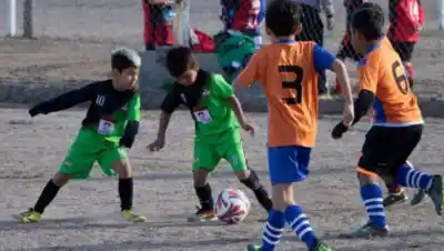 Cinco escuelas de fútbol infantil se miden en Las Grutas: el detalle que define la jornada