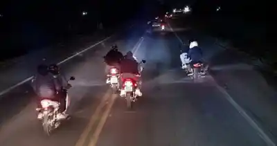 Un camionero filmó a más de 30 motos lanzadas a toda velocidad en la ruta 38
