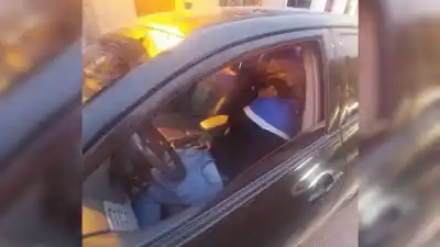 Un auto rojo quedó detenido en La Mendieta con el motor encendido: adentro, el conductor no daba señales