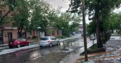 El granizo sorprendió a los conductores en plena tarde: hasta cuándo llueve en Mendoza