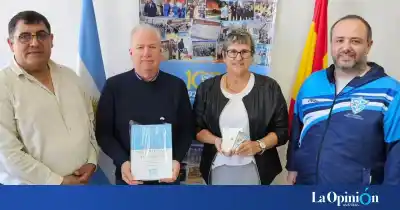 Hispano Americano abrió sus puertas al vicecónsul de España y le entregó un objeto que guarda cien años
