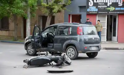 Chocaron en pleno centro de Santa Rosa: la moto y el auto terminaron así