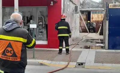 Trabajaban en el techo con un soplete y el depósito terminó lleno de humo