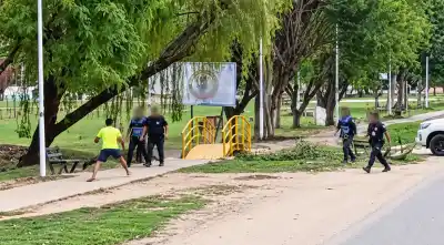 Seis policías lo rodearon en la ruta, pero el forcejeo terminó con dos de ellos heridos