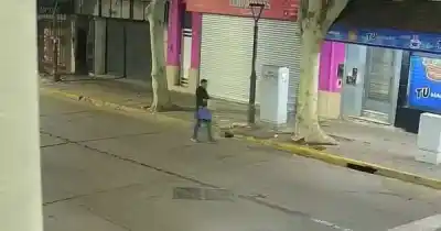 Lo vieron con dos cajas por el centro y terminó detenido: lo que había adentro lo complicó
