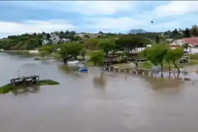 El Paraná ya cubre el paseo costero de Santa Elena: el dron mostró hasta dónde llegó