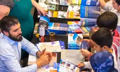 El Obelisco queda a metros de una feria que reúne a escritores de cuatro provincias