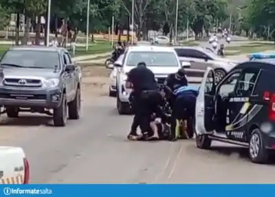 Un hombre armado con un cuchillo desafió a la Policía en plena ruta y terminó reducido