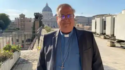 El cardenal que espera al Papa cruzó a Milei por decir que no llegar a fin de mes es una "pelotudez"