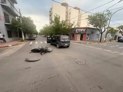 Chocó en pleno centro de Santa Rosa: la moto y el auto quedaron en el cruce, pero hubo un dato que llamó la atención
