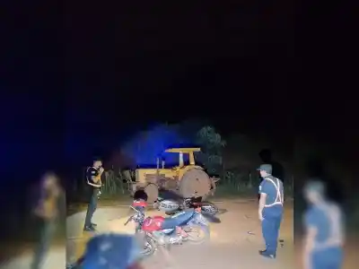 Dos motos y un tractor en la ruta 221: el dato que la policía todavía no puede explicar