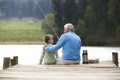 La Costanera de Posadas se llena de cañas: abuelos y nietos vuelven a pescar juntos