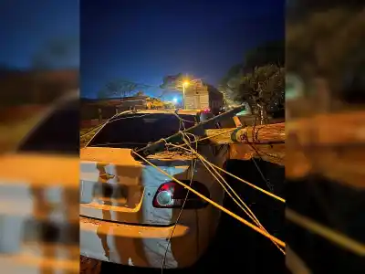 Un camión pasó por la calle Quito y un poste terminó encima de un auto estacionado