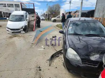 Iba alcoholizado al mediodía y terminó con cinco autos destrozados frente a una escuela
