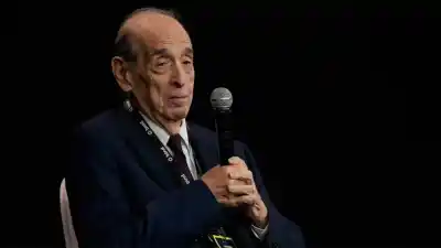 El economista tucumano que asesora a Milei dijo que comprar dólares frena el país
