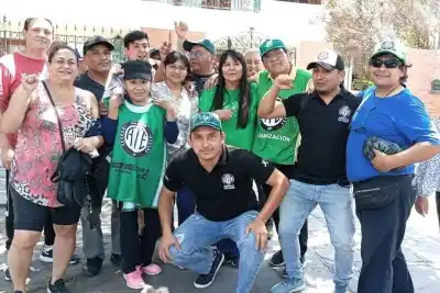 Los ordenanzas de las escuelas del interior salteño marchan al Grand Bourg: el sueldo que no alcanza