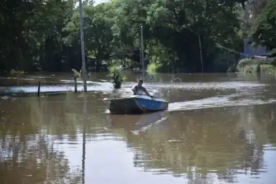 El río subió 1,76 metros en seis días y hay familias que ya duermen en las iglesias