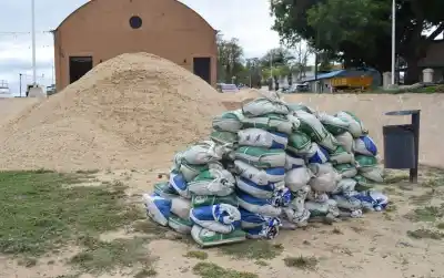 El agua ya cubre la costanera de Goya y esperan un pico que podría superar los 6 metros