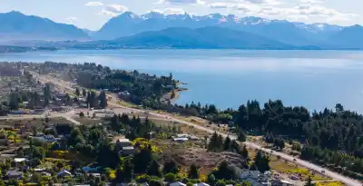 El pueblo rionegrino que se está robando la atención de Bariloche con whisky premiado y viento récord