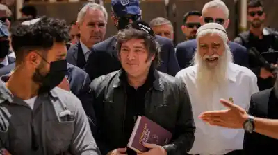 El Presidente inició una gira oficial que incluye un encuentro clave y una condecoración sorpresa