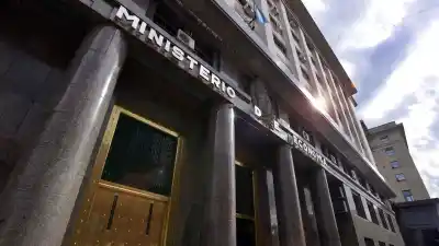 Economía canjeó la letra dólar linked: cuánto logró sacarse de encima para fin de mes