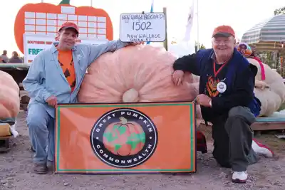 Un jubilado de 60 años cultivó una calabaza de 1431 kilos y le duró una semana el título mundial