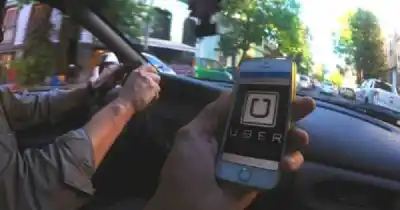 Un turista inglés olvidó dos mochilas en un Uber y el chofer terminó un mes preso