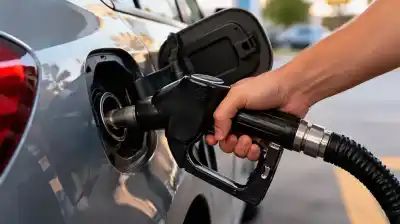 El hábito que parece ahorrar combustible pero que en realidad está dañando tu auto