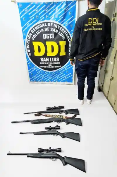 Lo buscaban por las armas robadas y terminó acorralado en un techo de barrio Virgen de Luján
