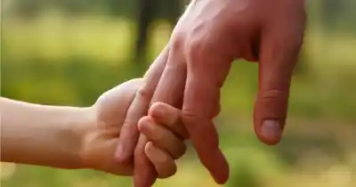 Tiene 4 años y espera una familia: el detalle de su salud que buscan sus futuros papás