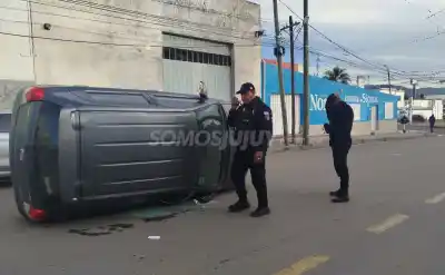 Iba a gran velocidad por Coronel Arias, chocó un auto estacionado y terminó volcando
