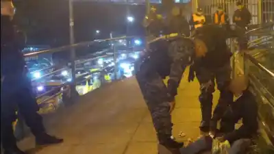 Vecinos rodearon la pasarela del caracol: adentro había un abuelito en el piso