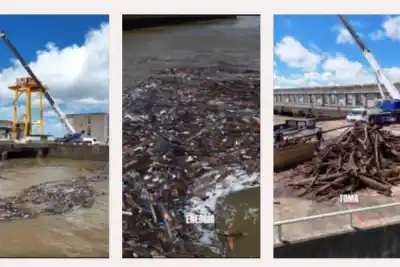 La creciente arrastró de todo y una pinza gigante saca toneladas del río en Yacyretá