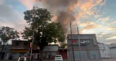 Se le prendió fuego el depósito de una ferretería y pidieron no pasar por la zona