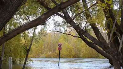 El río Neuquén ya se comió el balneario de Centenario y hay una forma de saber si el agua llega a tu casa