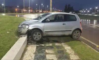 Chocó en la rotonda de Los Cañones y se fue sin dejar rastro: quién apareció después