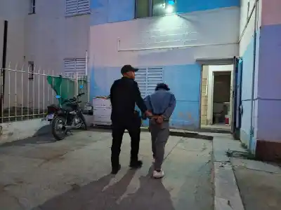 Entró a un supermercado de Comodoro con un plan, pero una sargento lo frenó en seco
