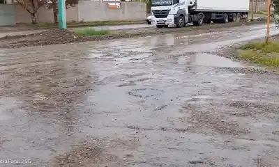 Vecinos de dos barrios de Trelew conviven con una laguna cloacal desde el lunes