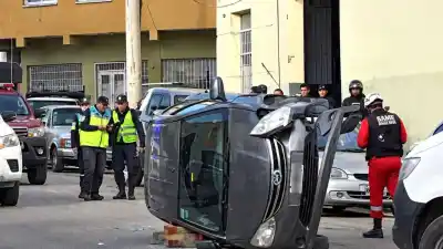 Volcó en Coronel Arias y quedó atrapado adentro: quién lo sacó del auto