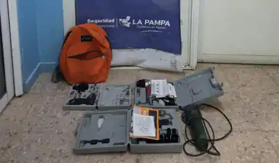 Una campera marrón, una mochila en el jardín y dos detenidos: qué encontraron adentro