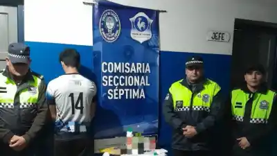Le vaciaron las tarjetas por 800 mil pesos y las cámaras llevaron a un joven de 19 años