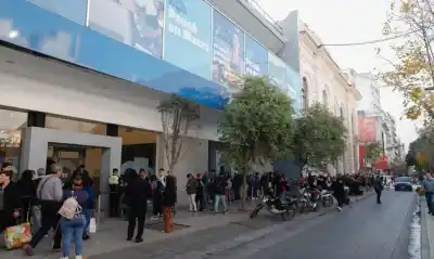 Mientras los sueldos bancarios superan los 2 millones, un secreto se esconde detrás de las puertas que cerrarán para siempre