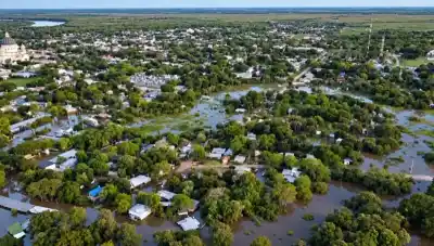 La defensa cedió a las 22 y el agua entró a tres barrios: la noche que no esperaban en Paso de la Patria