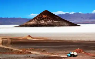 Una pirámide perfecta emerge en el desierto argentino y nadie puede explicar su origen