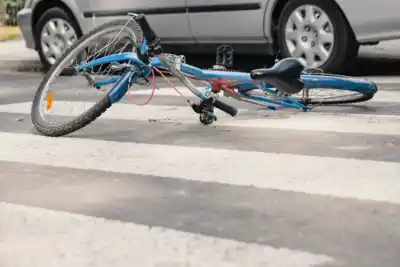 Pedaleaba por Laprida cuando se abrió una puerta: terminó en terapia intensiva