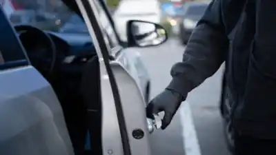 Rompía los vidrios de las Hilux del centro y se llevaba algo más que objetos de valor