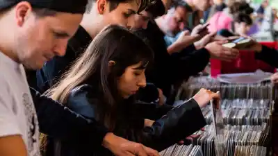 Santiago se prepara para la Feria de Vinilos: buscan feriantes para un evento que ya tiene fecha