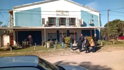 Un mes y medio sin poder hacer un trámite: el pueblo donde la basura ya se apila en las tres entradas