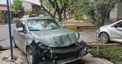 Dos autos volaron sobre la vereda en Godoy Cruz: lo que hallaron en el Fiat encendió las alarmas