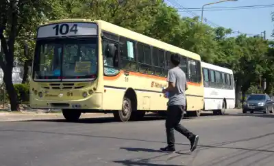 Dos colectivos que no debían circular y una rueda que falló en pleno recorrido